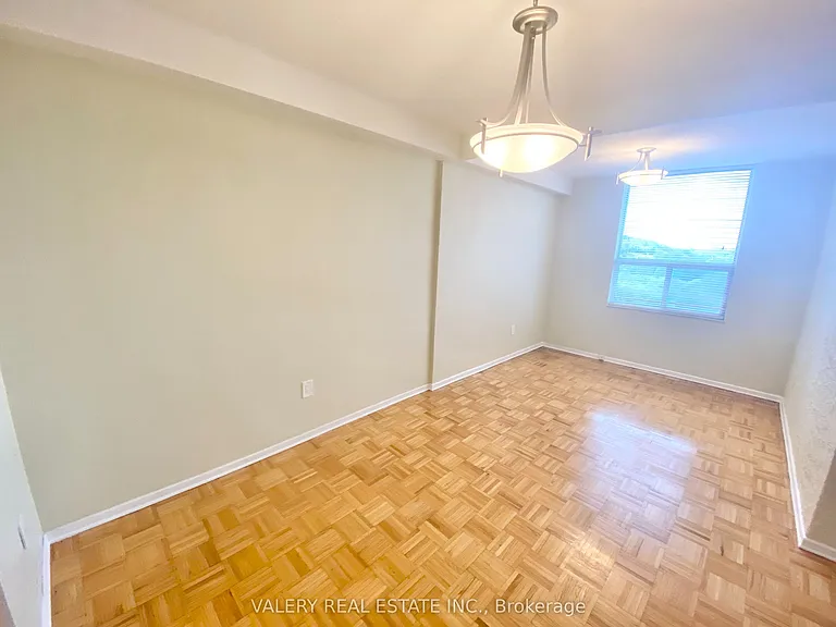 10 Edgecliff Golfway #711 — Photo 4