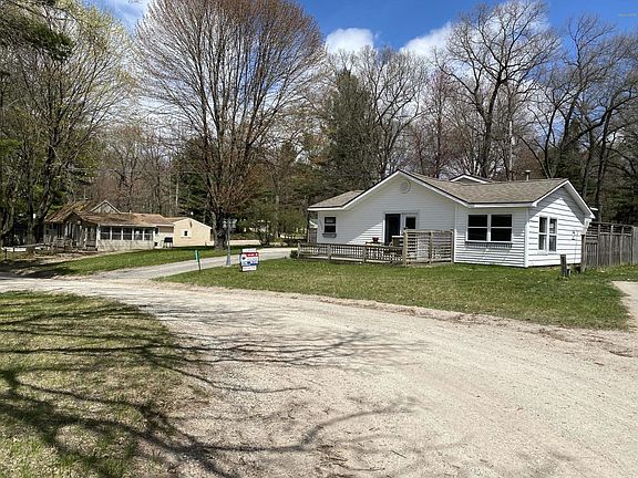 3rd image of 13774 Chrysler St NE