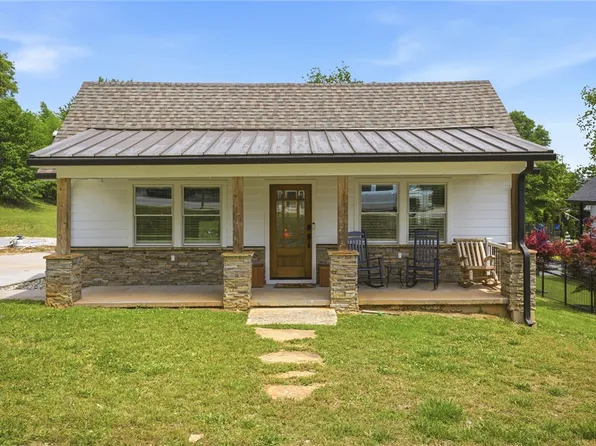 307 S Depot St, Seneca, SC 29678