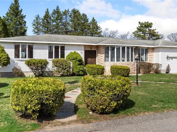 135 Carlson Dr, Cumberland, RI 02864