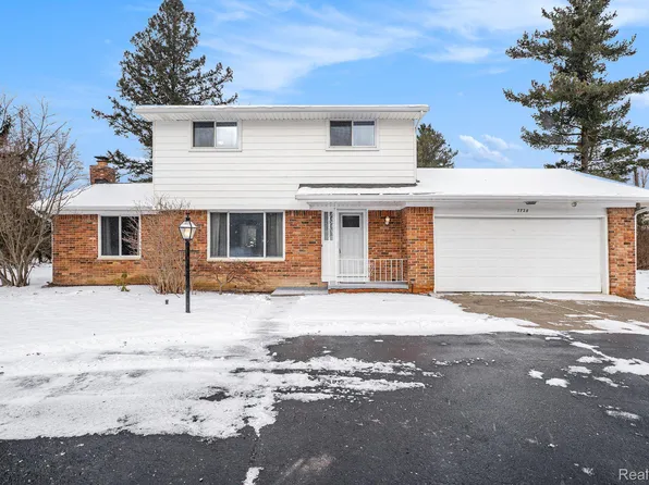7728 Holcomb Rd, Clarkston, MI 48348