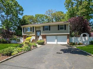 35 40th St, Islip, NY 11751
