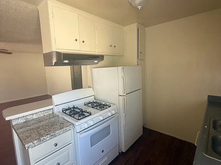 673 Palm Ave #4 — Photo 2
