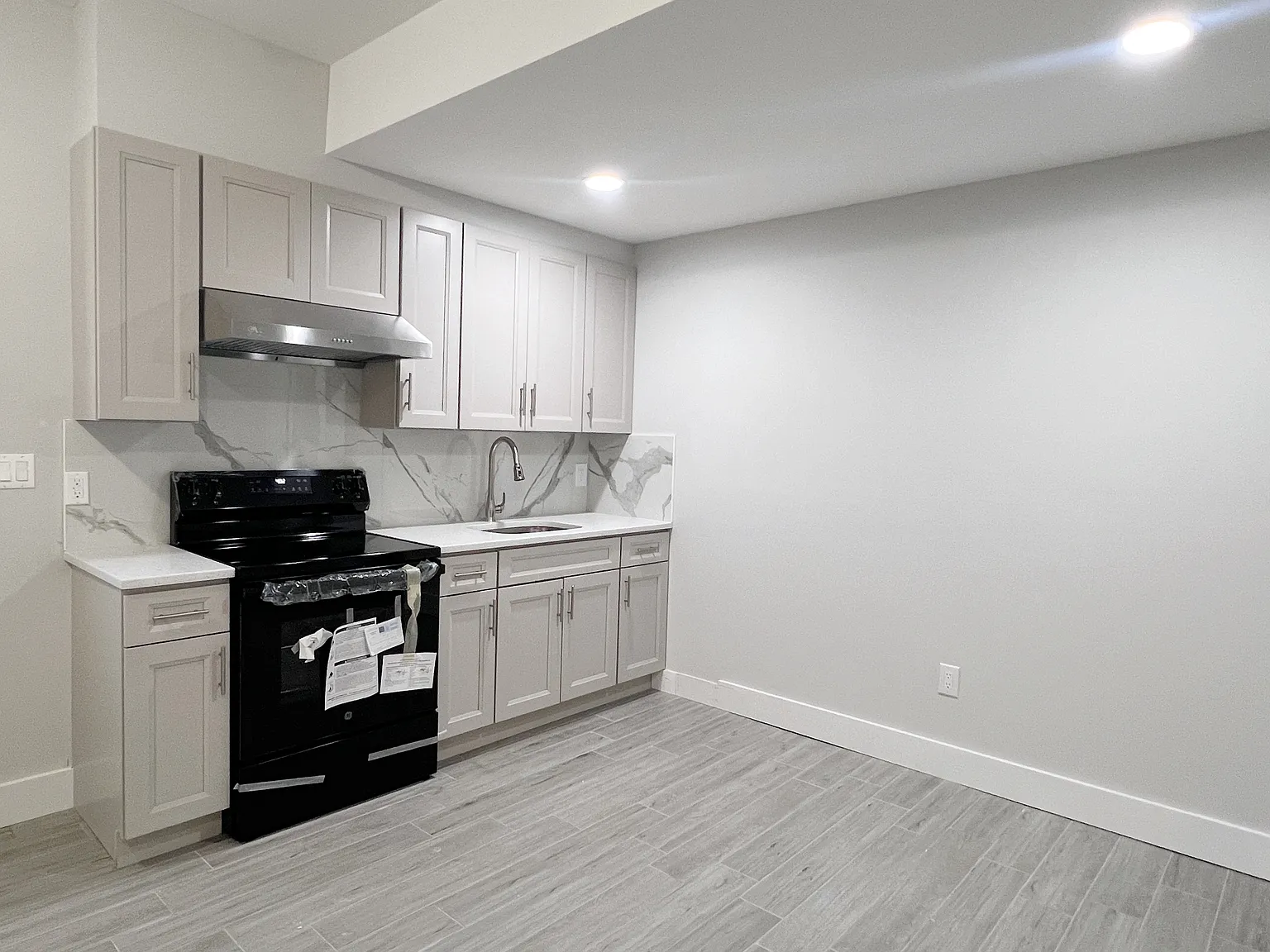 1 bed, 900 sqft, $1,800 — Photo 4