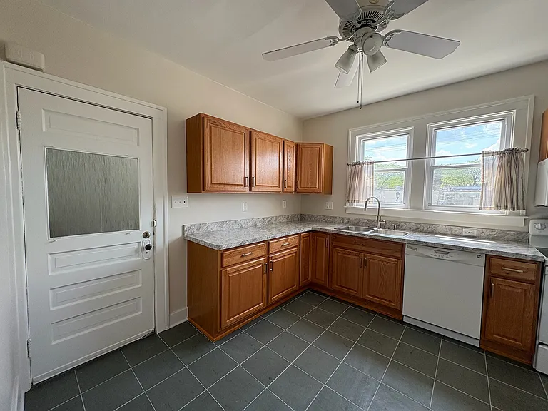 1216 Wayburn St — Photo 9