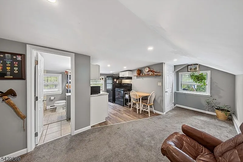 1 bed, 700 sqft, $1,950 — Photo 3