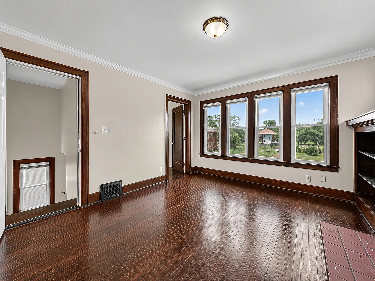 3 bed, 800 sqft, $900 — Photo 2