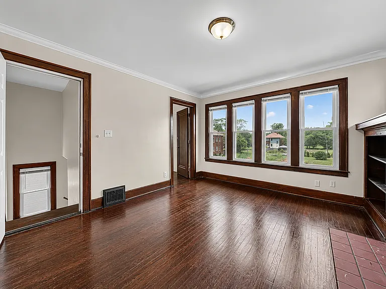 2647 Lothrop Ave — Photo 2