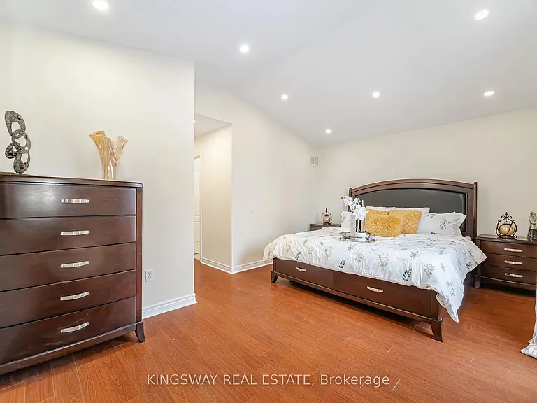 803 Khan Cres — Photo 25