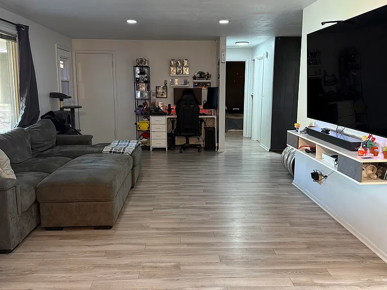 1326 W 4th Ave — Photo 4