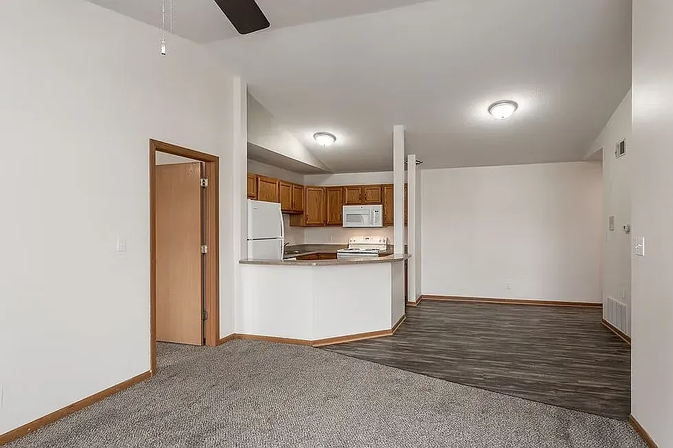 Crown Pointe Apartments — Photo 3