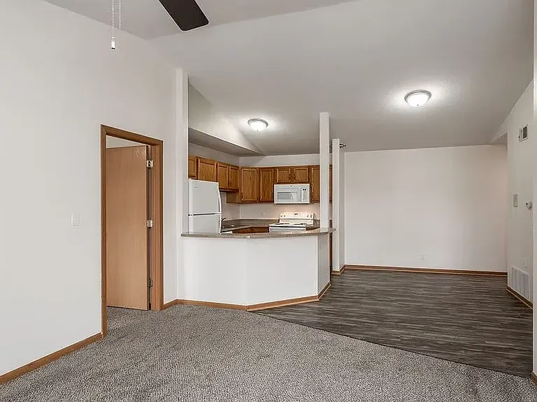 Crown Pointe Apartments — Photo 3