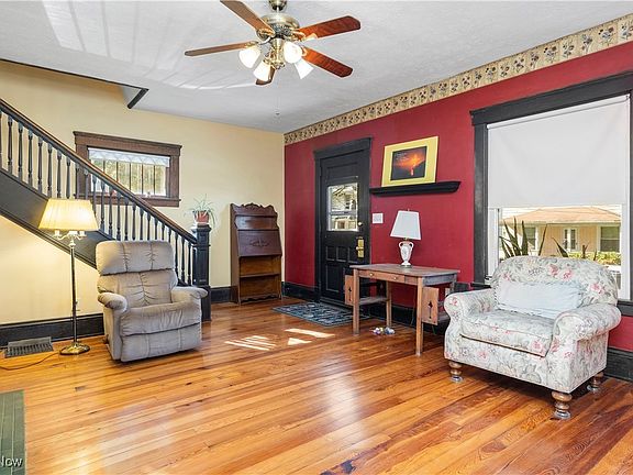 4th image of 120 Charles Ct