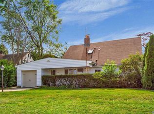 36 Rainbow Ln, Levittown, NY 11756
