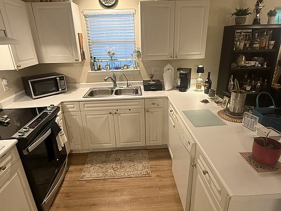 4th image of 3296 Queensgate Way