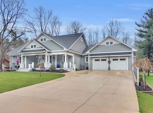 133 E Hanover St, Pentwater, MI 49449
