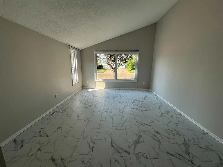2725 57b Ave — Photo 5