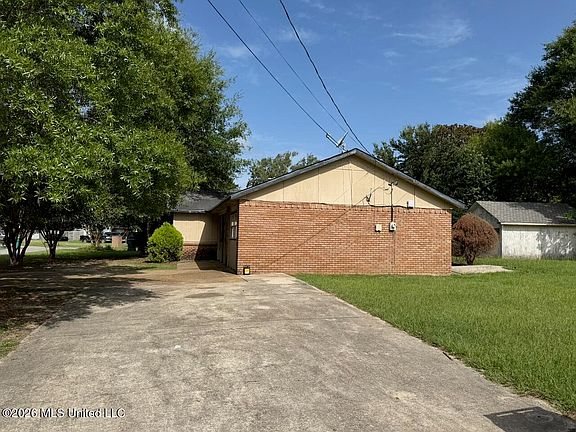 3rd image of 534 N Forest Dr