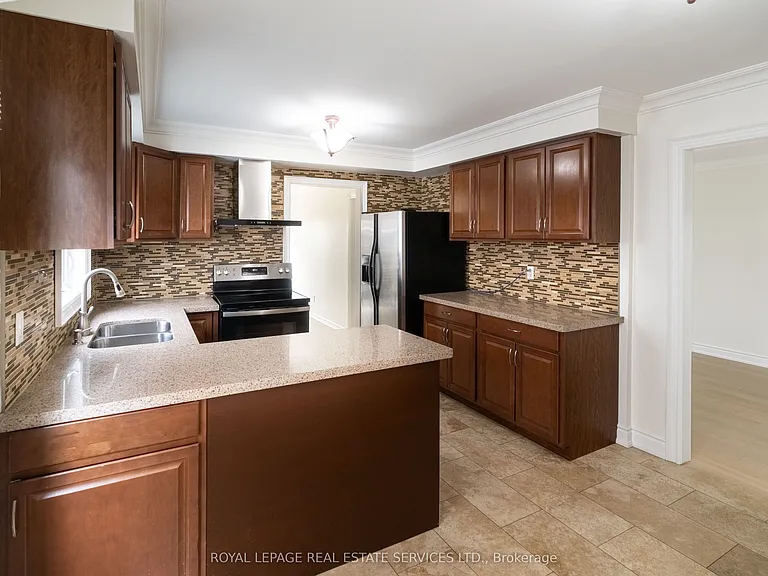 3301 Cambourne Cres — Photo 10