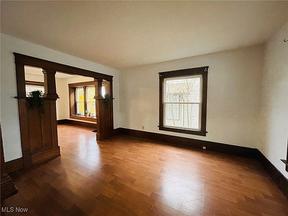 5th image of 318 E Portage Trl