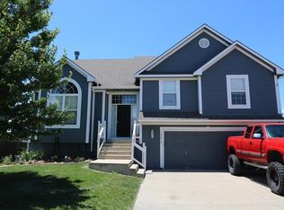 22010 Gracie Dr, Peculiar, MO 64078