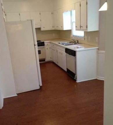 3rd image of 851 Lagoon Cir