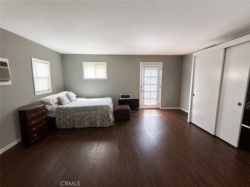 Studio, 700 sqft, $1,880 — Photo 2