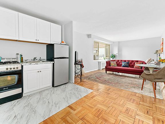 2nd image of 900 W 190th St APT 6S