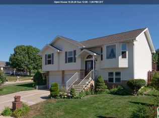 4017 Fieldcrest Dr, Sioux City, IA 51103