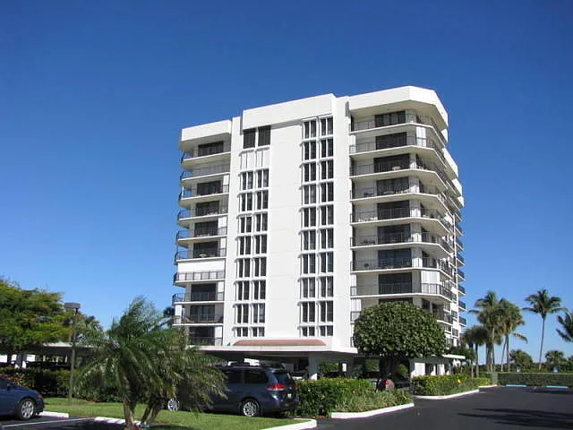 Barclay Beach Club — Photo 2