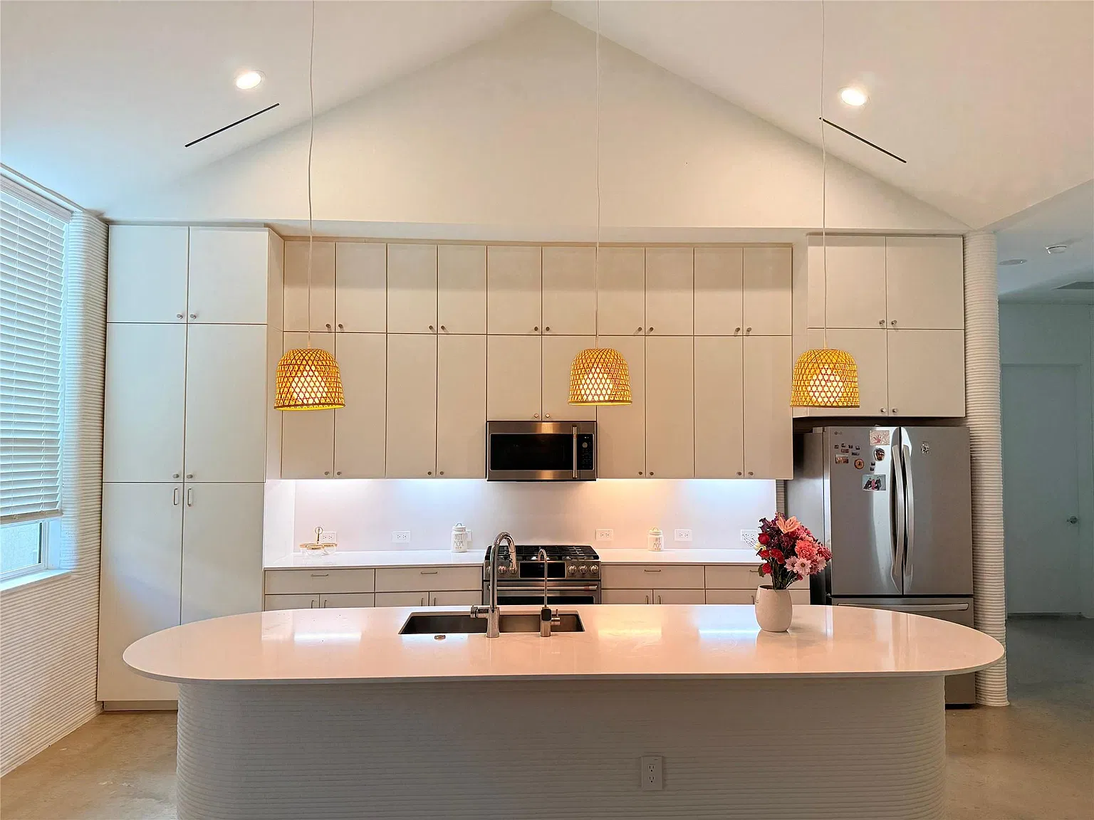 3 bed, 2.0 bath, 2041 sqft, $2,500 — Photo 4