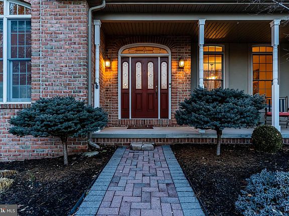 3rd image of 4010 Glenfinnan Pl