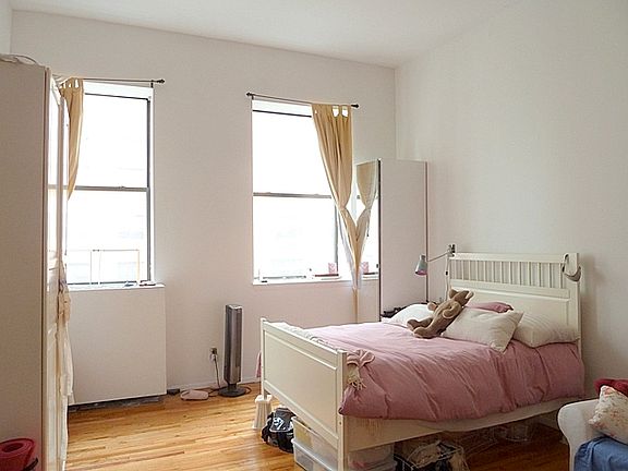 3rd image of 110 E 13th St APT 4C
