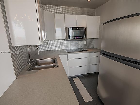 4th image of 1000 West Ave Penthouse 2