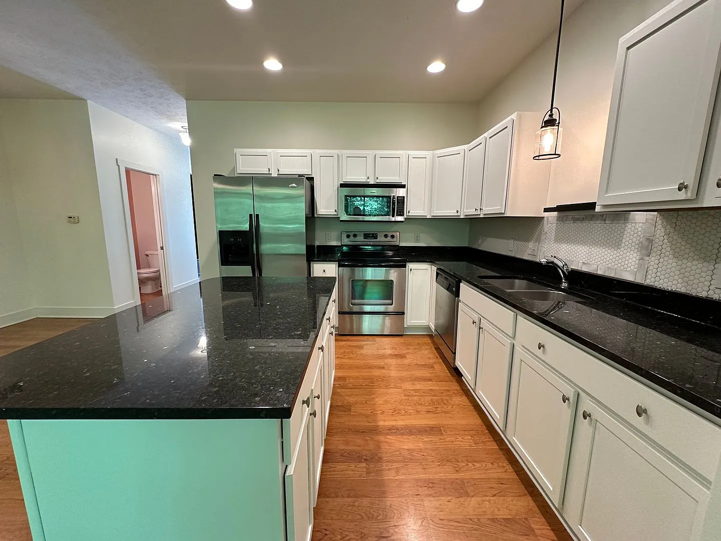 Beautiful 2 Bedroom Townhouse! — Photo 2