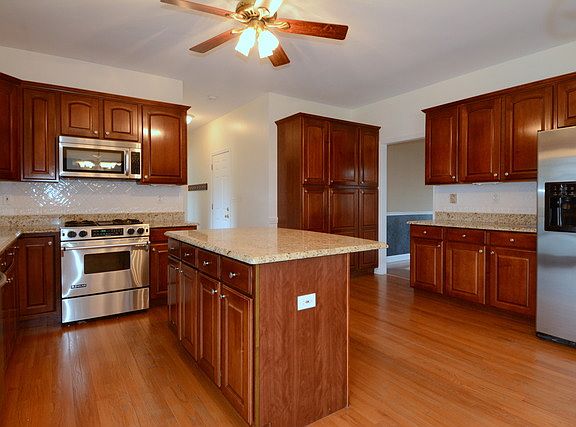 4th image of 39W663 Benton Ln