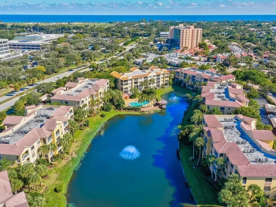300 Uno Lago Dr #101