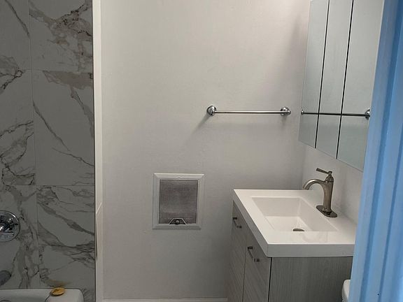 3rd image of 2115 N Sedgwick St APT 2B