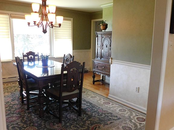 Dining room 13'1" x 13'1"