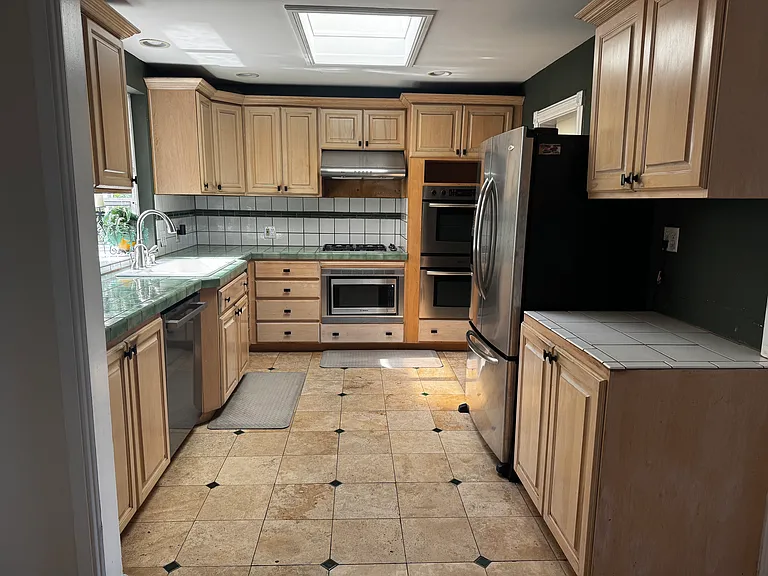 718 Alameda De Las Pulgas — Photo 2