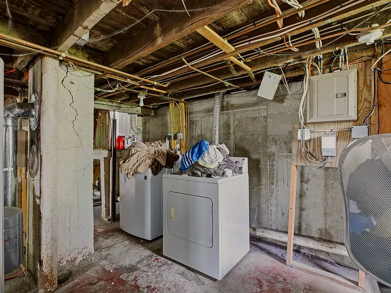 82 Van Zandt Ave — Photo 22