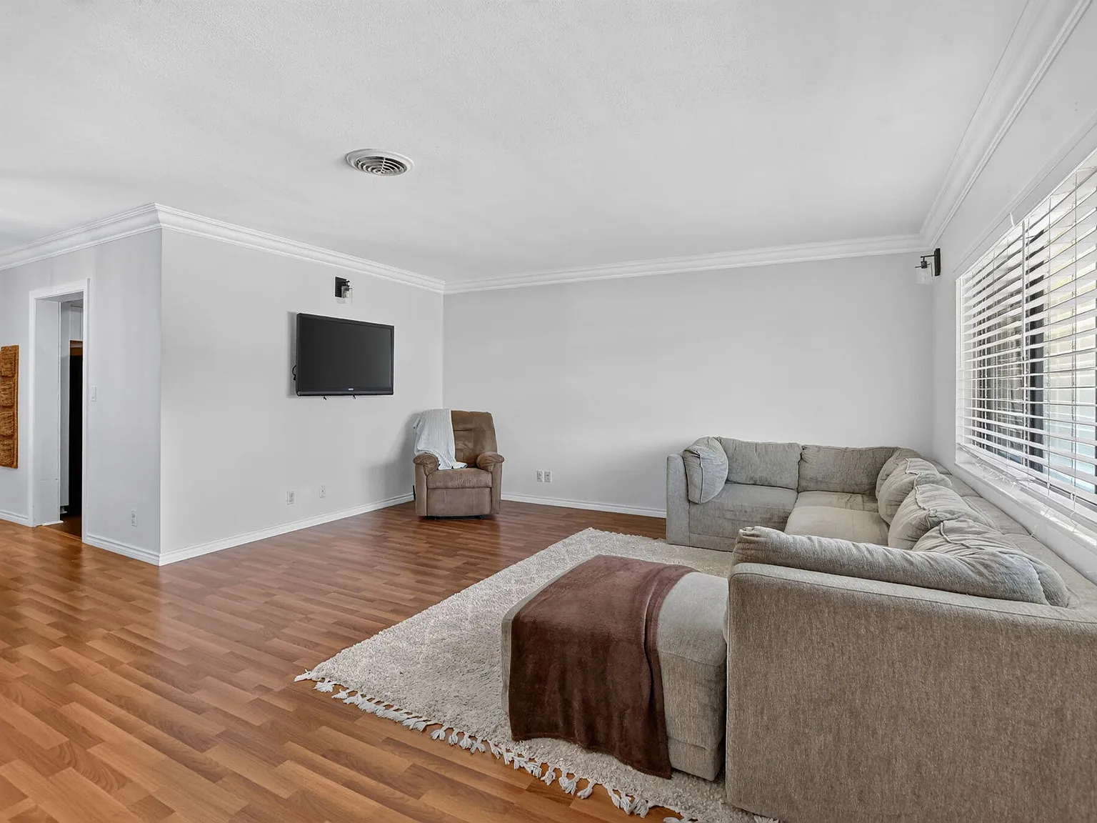 2 bed, 2.0 bath, 1699 sqft, $3,900 — Photo 4