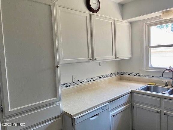 5th image of 932 Blackburn St SW