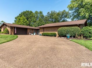 14 Cypress Point, Pekin, IL 61554