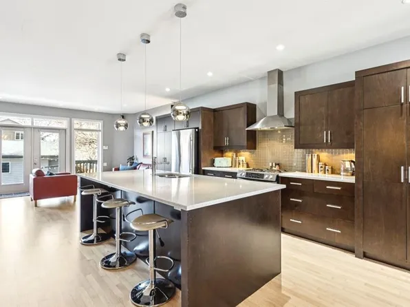 3043 E 28th St SW, Calgary, AB T3E 2J4