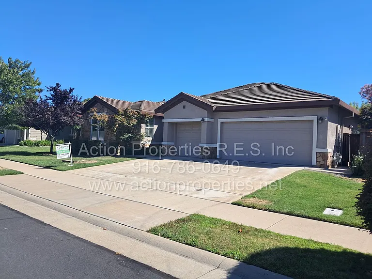 6145 Crater Lake Dr — Photo 2