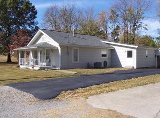 908 W 4th St, Bluford, IL 62814