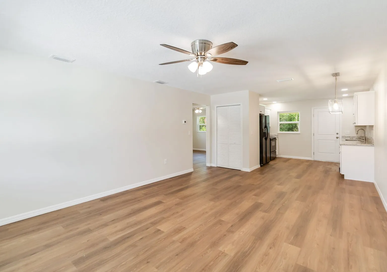 Move In Special-Beautiful Newly Renovated 2/1 Duplex In St. Cloud Close To Lakefront — Photo 4