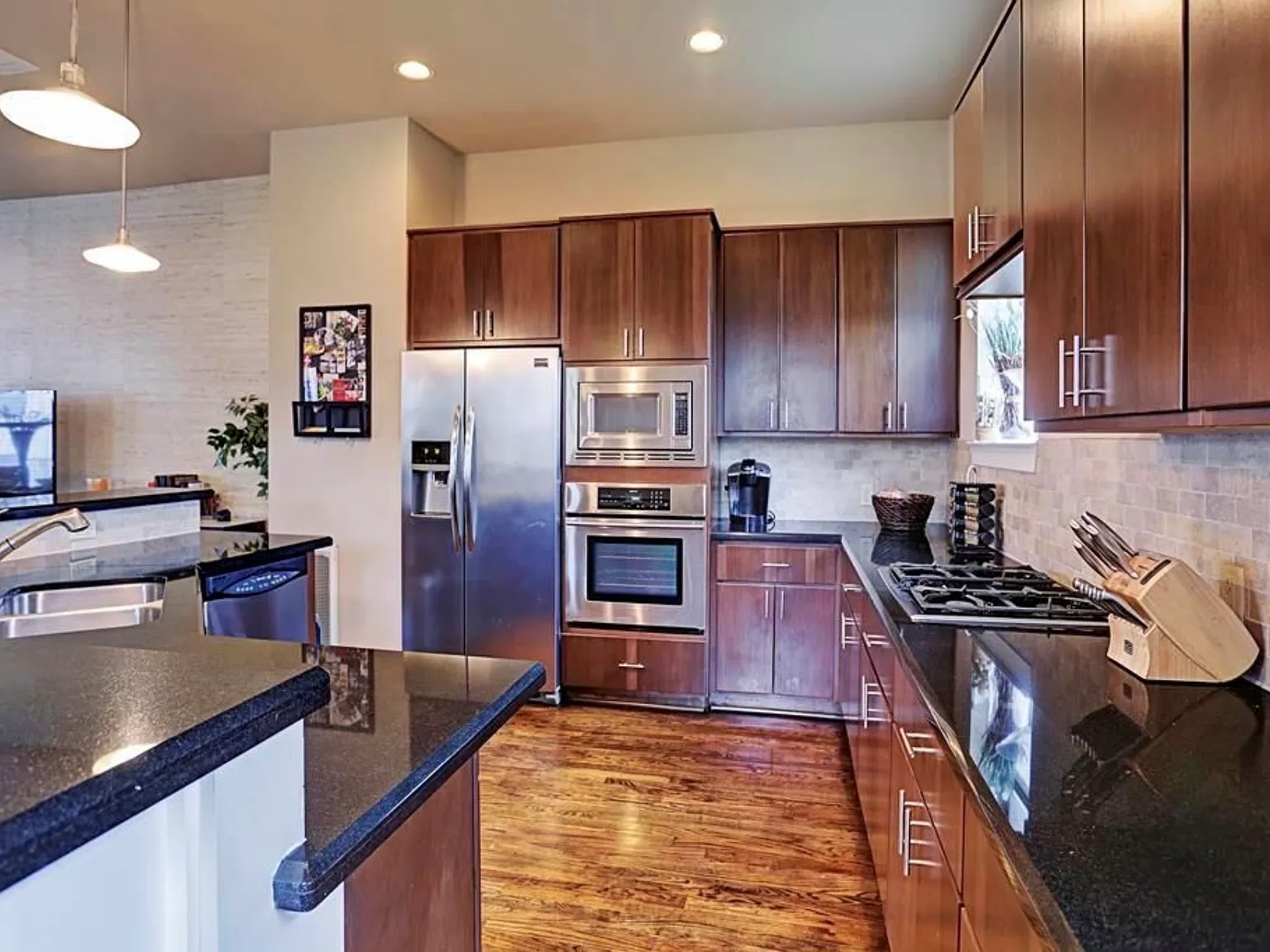 2 bed, 2.5 bath, 2400 sqft, $950 — Photo 2