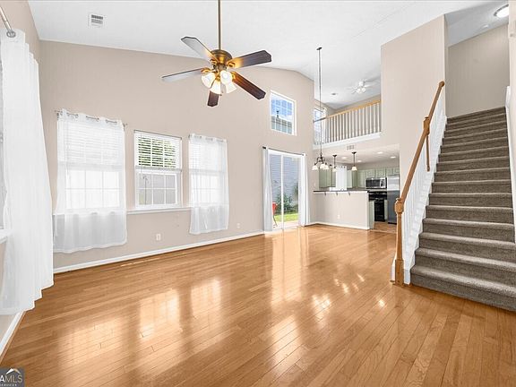3rd image of 656 W Oaks Dr